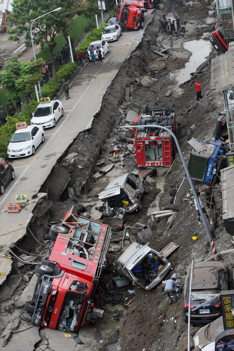 Illustration for article titled Explosions Devastate Taiwanese City, Killing 25 And Flipping Vehicles